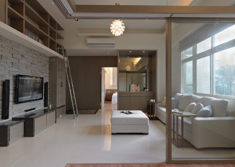 客廳保留建築原始挑高，讓小坪數空間顯得開闊。
