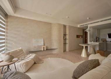 空間及家具都運用圓弧元素，消除天地壁銜接的直角帶來的銳利生硬。