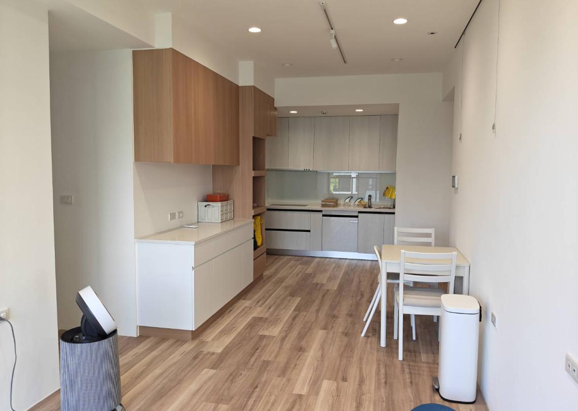在廚房與餐廳動線牆面規劃餐邊櫃及電器櫃，擴增收納及使用機能。