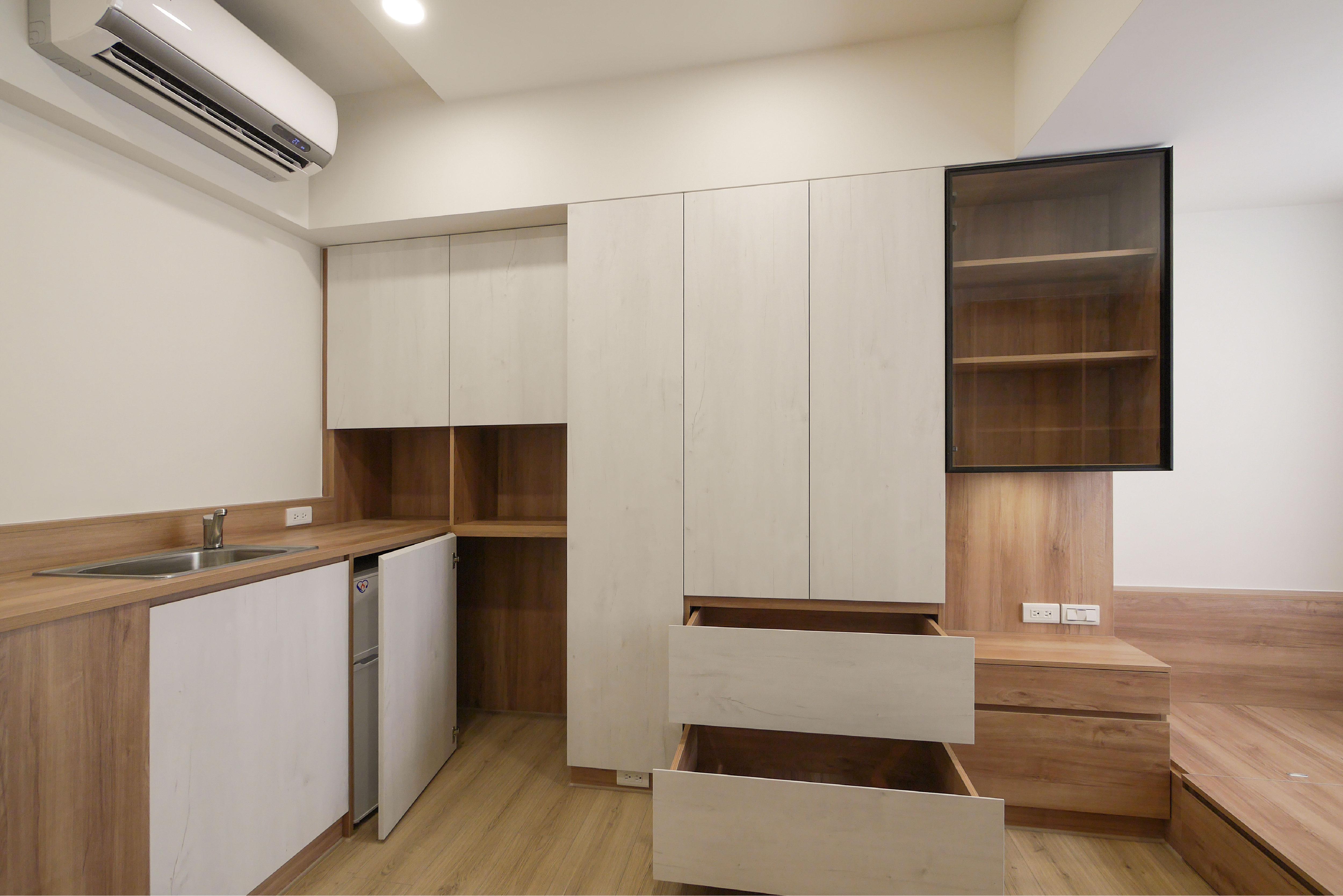 以系統家具極致運用套房每寸空間。