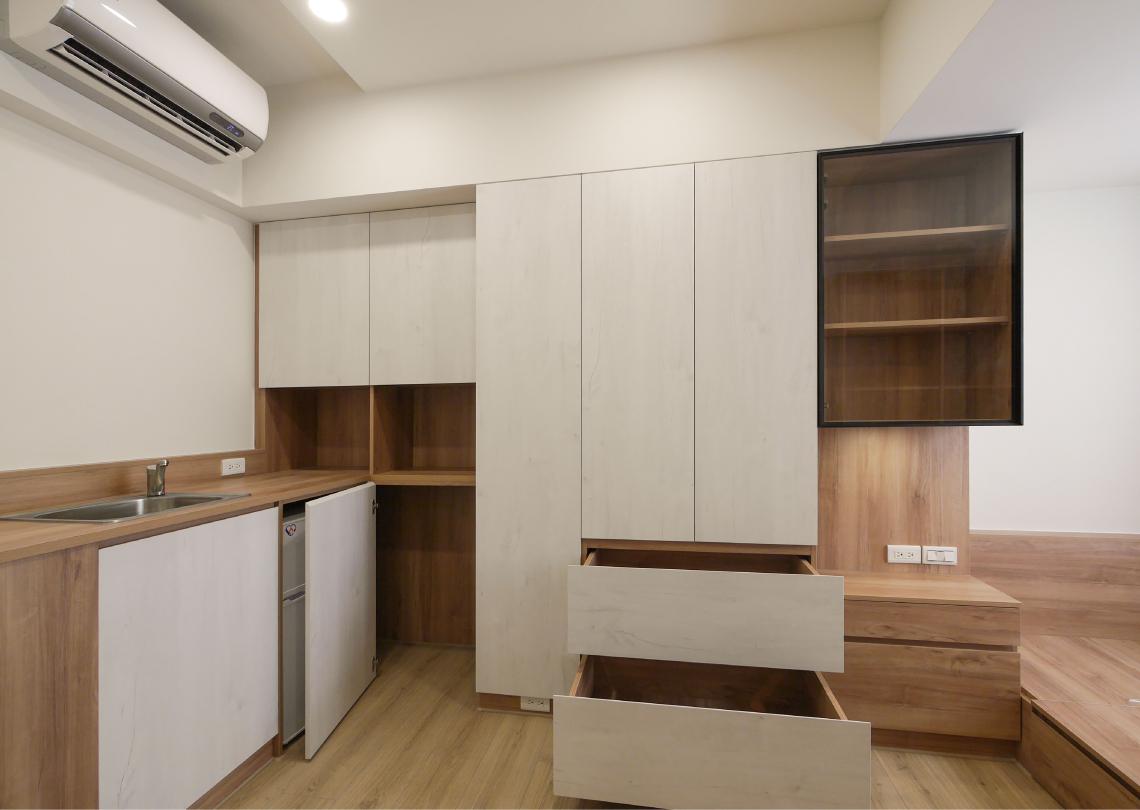 以系統家具極致運用套房每寸空間。
