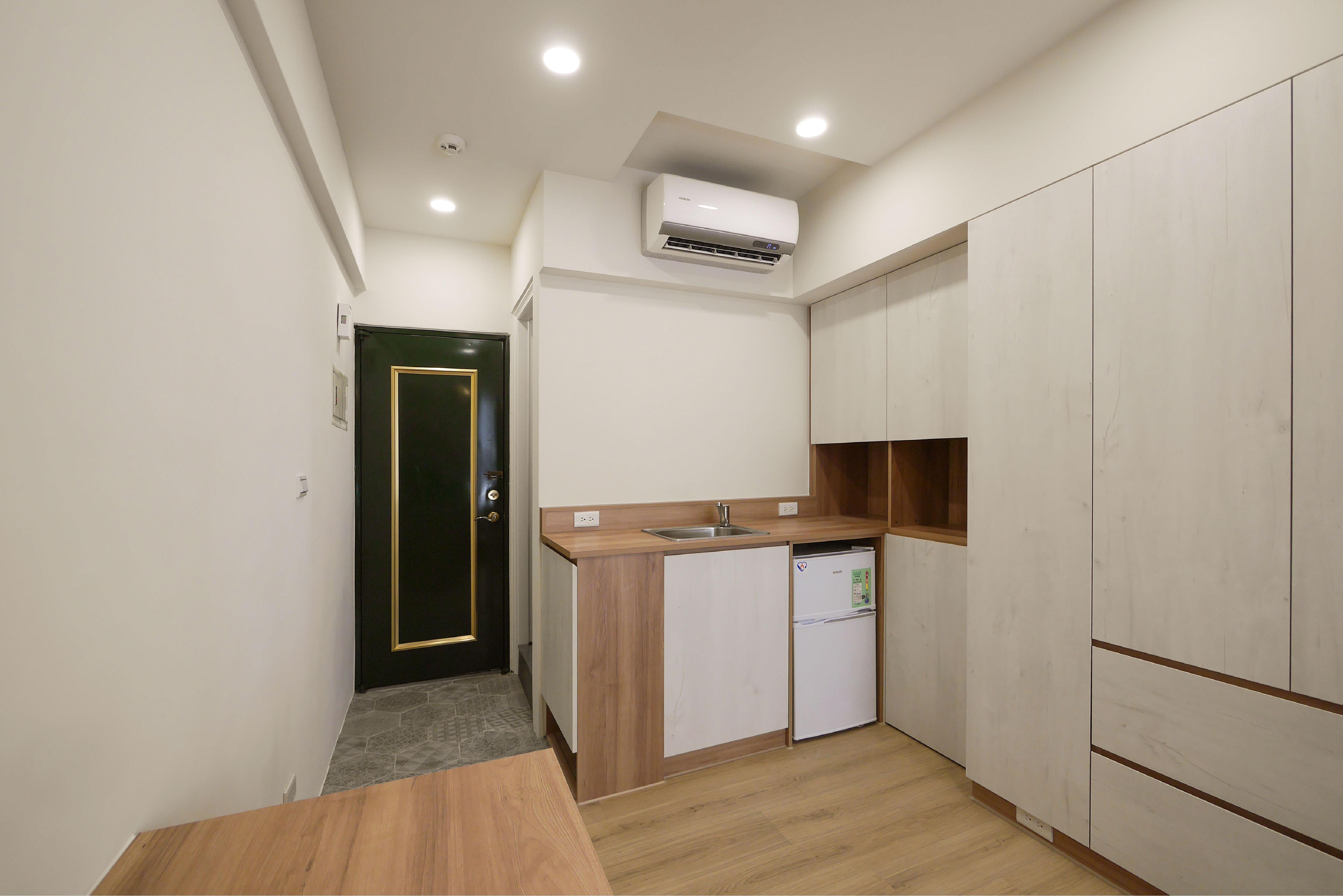 玄關花磚地板和室內木地板區隔，簡易流理台可簡單備餐。