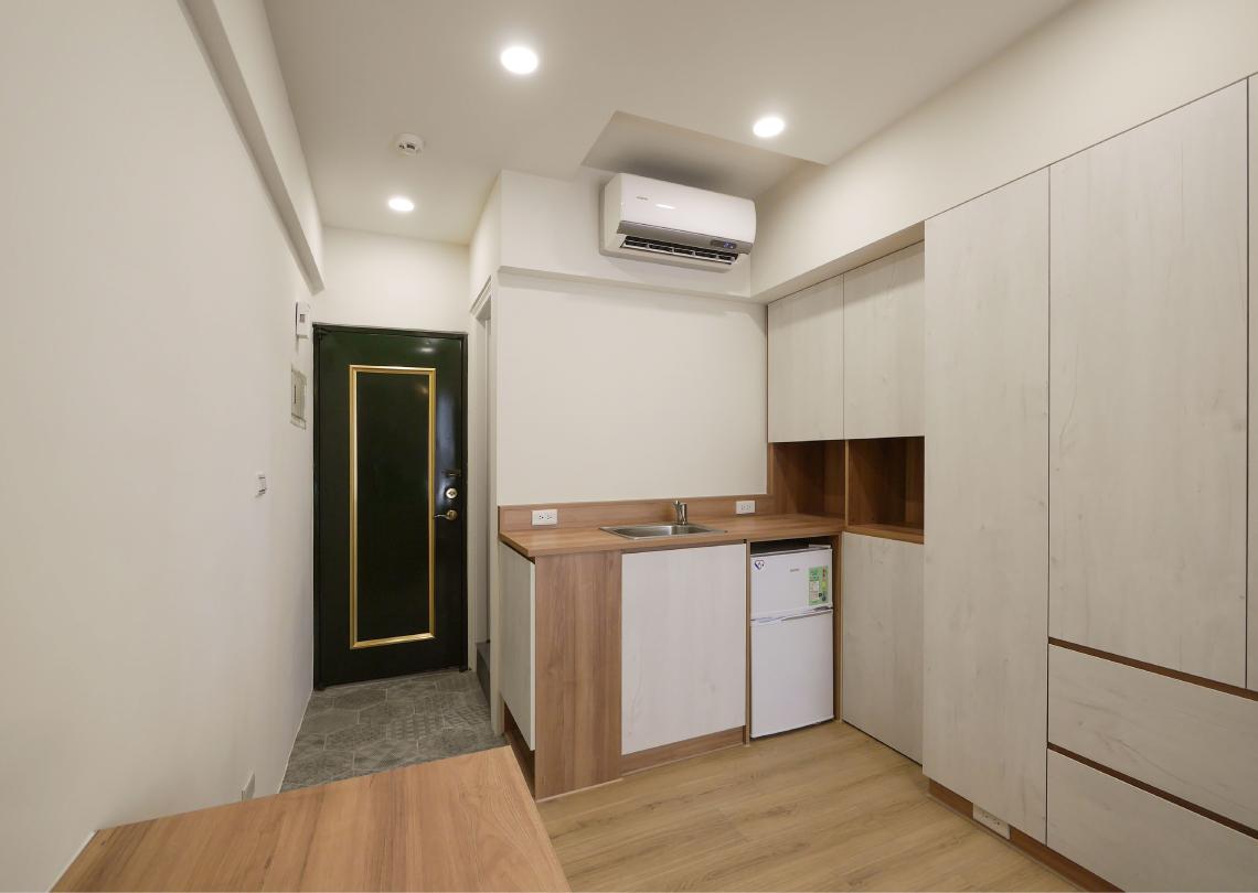 玄關花磚地板和室內木地板區隔，簡易流理台可簡單備餐。