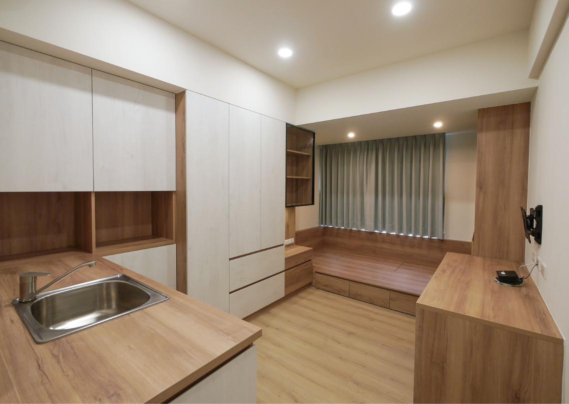 以系統家具極致運用套房每寸空間。