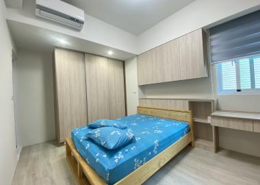 運用木質板材系統櫃打造機能臥室。