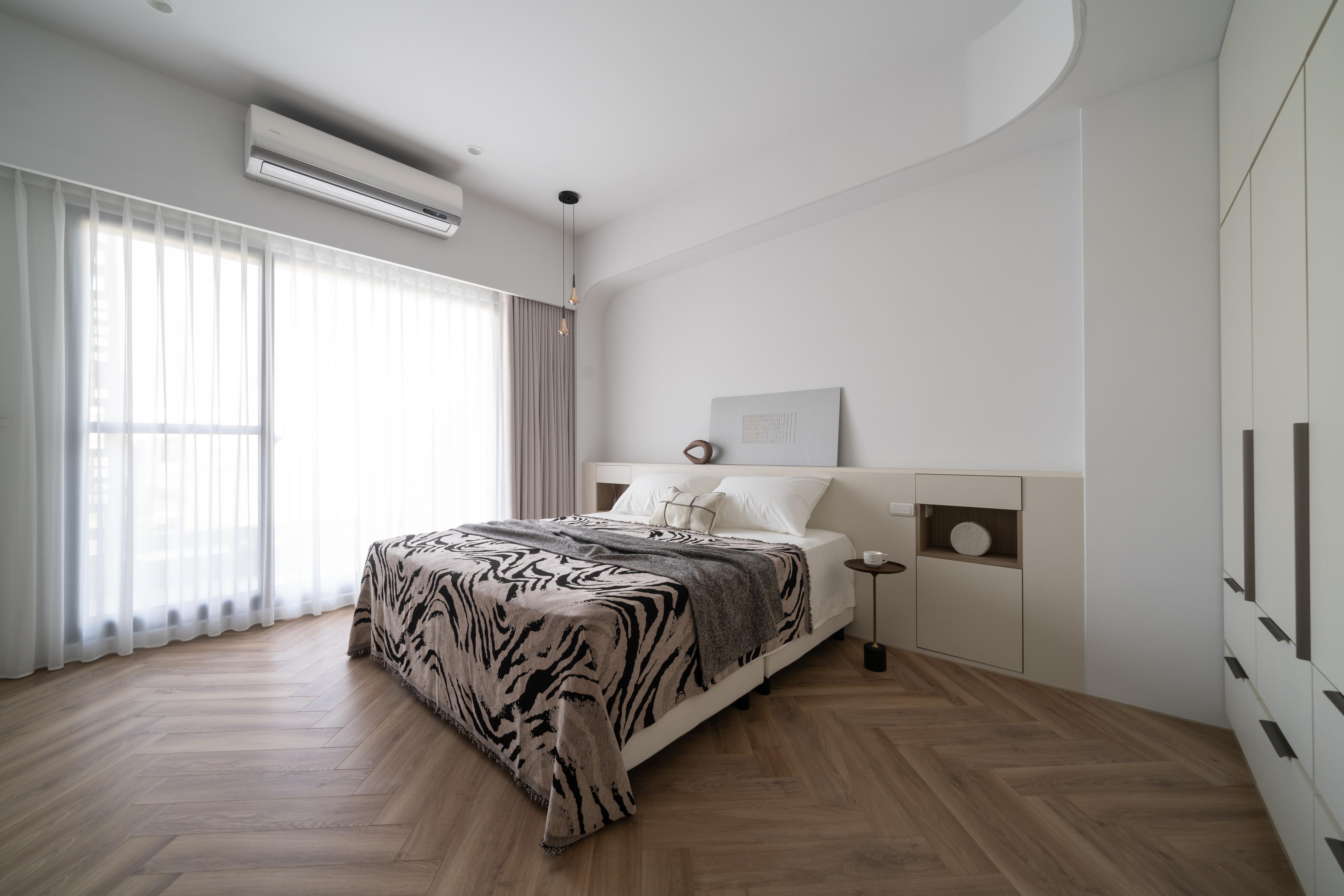 魚骨拼地板與弧形天花柔化主臥氣氛。