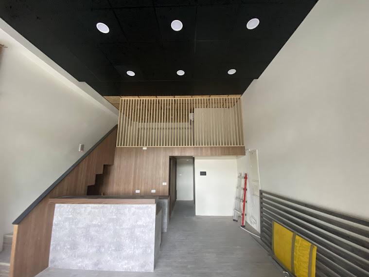 店面1樓規劃櫃台及吧檯工作區。