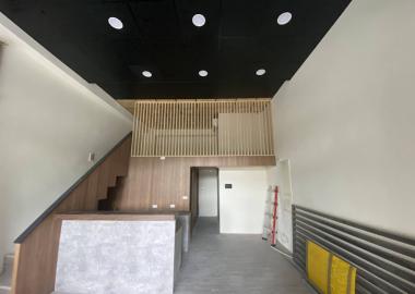 店面1樓規劃櫃台及吧檯工作區。