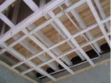 天花板可否採用木料的懸吊角材或托架?