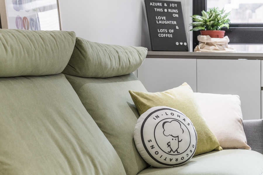 簡約風設計裝潢_綠色的沙發呼應整體空間配色│狸樂聚x樂活輕裝修