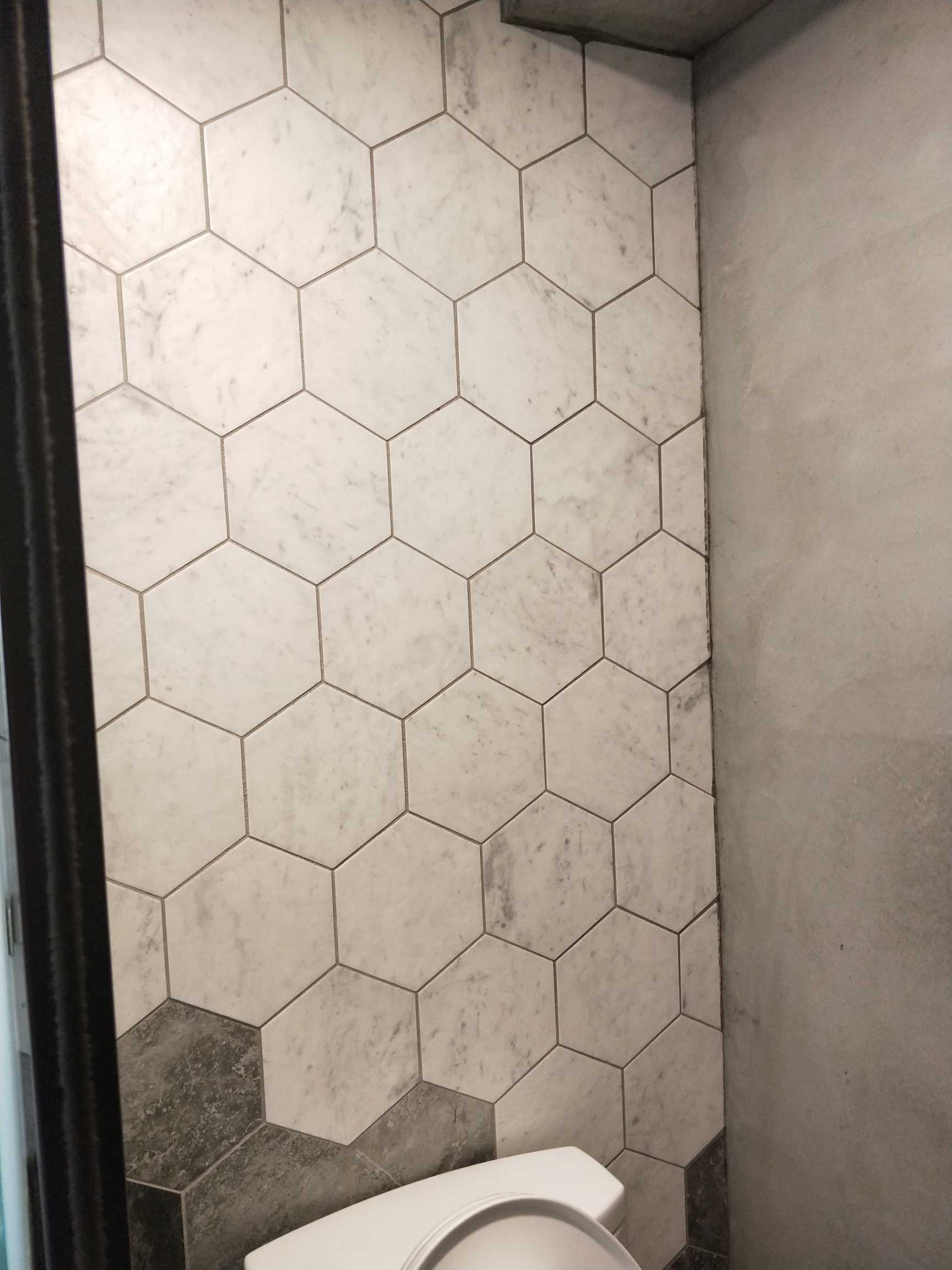 現代工業風設計裝潢_浴室的壁面以水泥搭配局部磁磚│狸樂聚x樂活輕裝修
